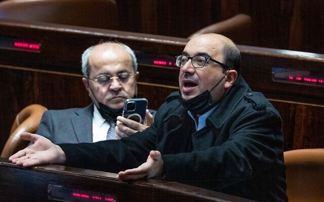 Les députés de la Liste arabe unie Sami Abou Shahadeh, à droite, et Ahmad Tibi pendant une séance plénière de la Knesset, le 23 février 2022. (Crédit : Yonatan Sindel/Flash90)