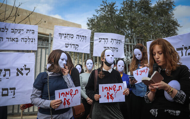 De jeunes femmes ultra-orthodoxes manifestent contre les abus sexuels dans leur communauté aux abords d'une école de Ramat Shlomo, le 7 mars 2022. (Crédit : Yonatan Sindel/Flash90)