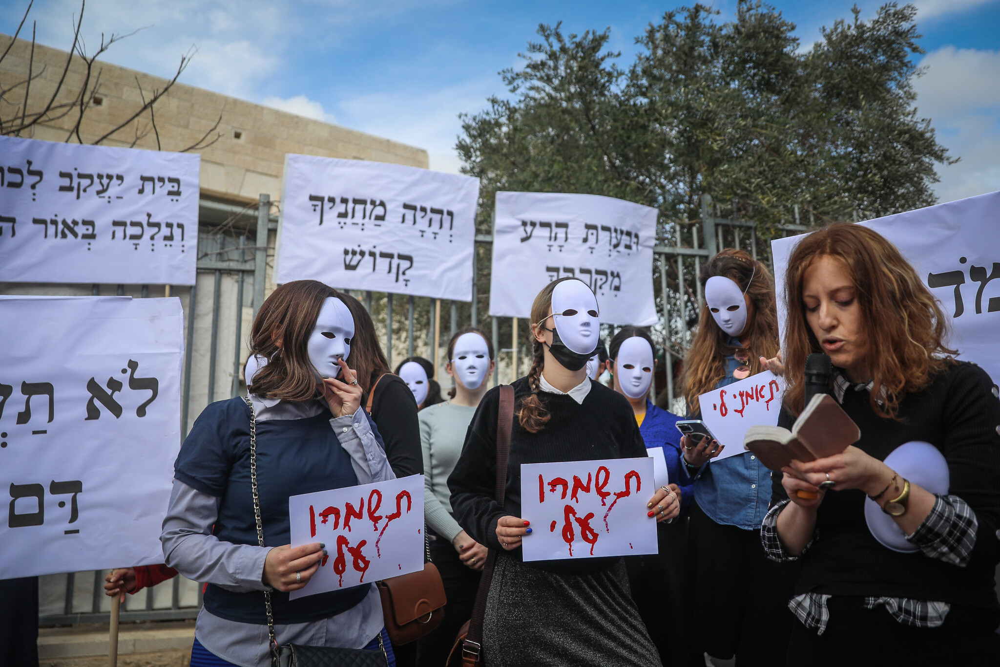 De jeunes femmes ultra-orthodoxes manifestent contre les abus sexuels dans leur communauté aux abords d'une école de Ramat Shlomo, le 7 mars 2022. (Crédit : Yonatan Sindel/Flash90)