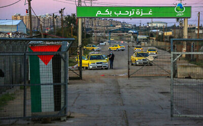 Des travailleurs palestiniens vus au passage d'Erez dans le nord de la Bande de Gaza, alors qu'ils attendent d'entrer en Israël pour travailler, le 13 mars 2022. (Crédit: Attia Muhammed/Flash90)