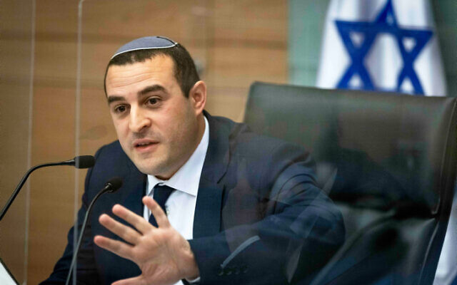 Le député Yomtob Kalfon, chef de la Commission de la Constitution, lors d'une réunion de la Commission à la Knesset, le 15 mars 2022. (Crédit : Olivier Fitoussi/Flash90)