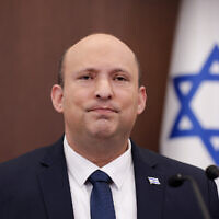 Le Premier ministre Naftali Bennett dirige une réunion du cabinet à son bureau de Jérusalem, le 10 avril 2022. (Crédit : Ohad Zwigenberg/Pool/Flash90)