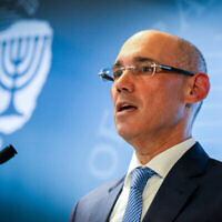 Le gouverneur de la Banque centrale d'Israël, Amir Yaron, s'exprimant lors d'une conférence de presse à Jérusalem, le 11 avril 2022. (Crédit : Flash90)