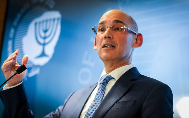 Le gouverneur de la Banque d'Israël  Amir Yaron s'exprime pendant une conférence de presse à Jérusalem, le 11 avril 2022. (Crédit : Flash90)