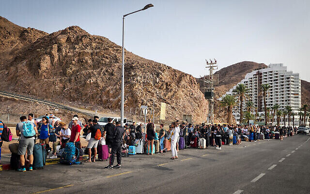 Des voyageurs traversent la frontière de Taba au moment de la fête de Pessah dans la ville israélienne d’Eilat, le 17 avril 2022. (Crédit : Flash90)