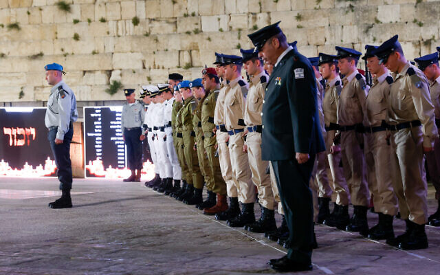 La cérémonie d'État organisée pour Yom HaZikaron, en hommage aux soldats tués au combat et aux victimes du terrorisme, au mur Occidental de Jérusalem, le 3 mai 2022. (Crédit : Olivier Fitoussi/Flash90)
