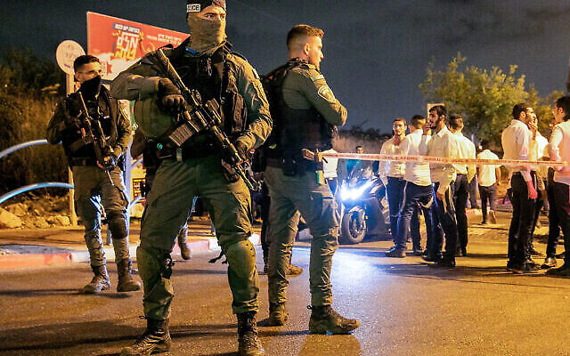 Forces de sécurité israéliennes sur les lieux d’une attaque terroriste, à Elad, le 5 mai 2022. (Crédit : Yossi Aloni/Flash90)