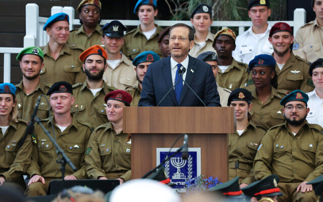 Le président Isaac Herzog s'exprime lors d'un événement pour les soldats exceptionnels dans le cadre des célébrations du 74e jour de l'indépendance d'Israël, à la résidence du président à Jérusalem, le 5 mai 2022. (Crédit: Yonatan Sindel/Flash90)