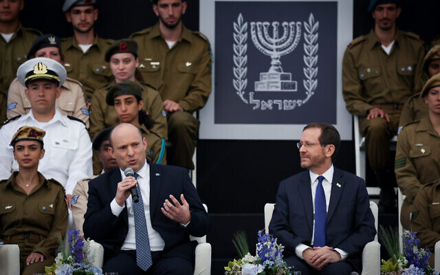 Le Premier ministre Naftali Bennett à gauche et le Président Isaac Herzog assistent à un événement pour les soldats exceptionnels, dans le cadre des célébrations du 74e jour de l'indépendance d'Israël, à la Résidence du Président à Jérusalem, le 5 mai 2022. (Crédit: Yonatan Sindel/Flash90)