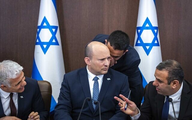 Le Premier ministre Naftali Bennet dirige une rencontre du cabinet au bureau du Premier ministre de Jérusalem, le 8 mai 2022. (Crédit : Olivier Fitoussi/Flash90)