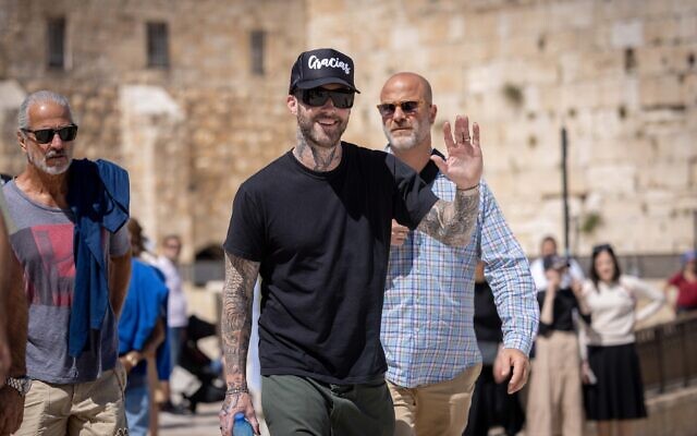Adam Levine du groupe Maroon 5 au mur Occidental, dans la Vieille Ville de Jérusalem, le 8 mai 2022. (Crédit : Yonatan Sindel/Flash90)