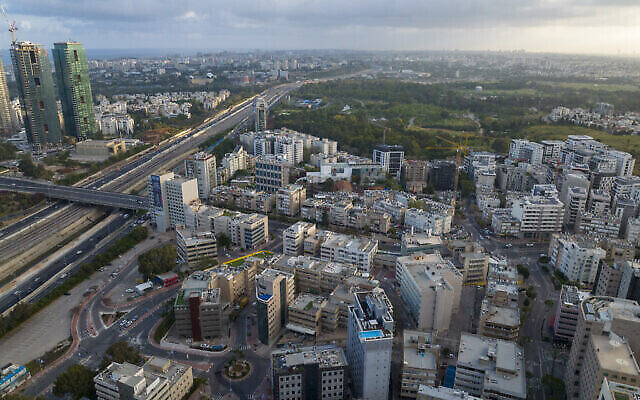 La Bourse de Tel Aviv et ses environs, le 20 avril 2022. (Crédit : Matanya Tausig/Flash90)