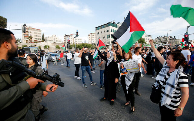 Des manifestants palestiniens dans le quartier de Beit Hanina à Jérusalem-Est se heurtent à la police lors d'une manifestation condamnant la mort de la journaliste d'Al Jazeera Shireen, le 11 mai 2022. (Crédit: Jamal Awad/Flash90)