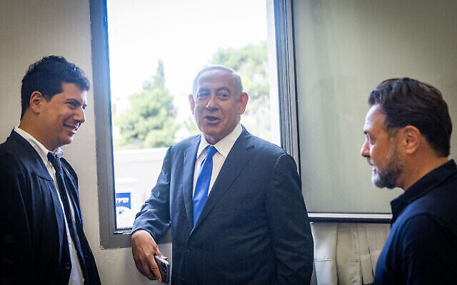 L’ex-Premier ministre israélien Benjamin Netanyahu arrive pour une audience de son procès, au tribunal de Jérusalem le 11 mai 2022. (Crédit : Yonatan Sindel/Flash90)
