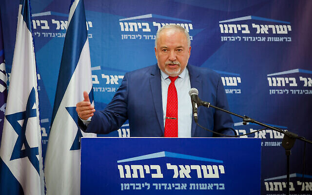 Le ministre des Finances Avigdor Liberman s'exprimant lors d'une réunion de faction de son parti Ysrael Beytenu à la Knesset, à Jérusalem, le 23 mai 2022. (Crédit: Olivier Fitoussi/Flash90)