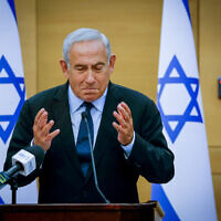 Le leader de l'opposition et chef du Likud, Benjamin Netanyahu, dirige une réunion de faction du Likud à la Knesset à Jérusalem, le 16 mai 2022. (Crédit: Olivier Fitoussi/Flash90)