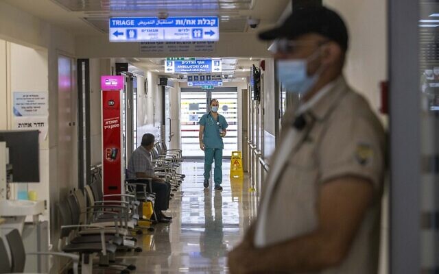 Un agent de sécurité médical à l'hôpital Hadassah du Mont Scopus, alors que l'équipe médicale est en grève pour protester contre les récentes attaques violentes contre le personnel médical de l'hôpital, le 19 mai 2022. (Crédit: Olivier Fitoussi/Flash90)
