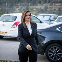 Arrivée de la députée Meretz Ghaida Rinawie Zoabi pour une interview au studio de la Douzième chaîne à Neve Ilan, le 19 mai 2022. (Crédit: Olivier Fitoussi/Flash90)