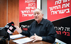 Ran Erez, président de l'Association des Professeurs du Secondaire, lors d’une conférence de presse à Tel Aviv le 23 mai 2022. (Crédit : Avshalom Sassoni/Flash90)