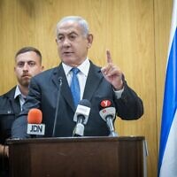 Le leader du Likud, Benjamin Netanyahu, lors d'une réunion de son parti à la Knesset, le 23 mai 2022. (Crédit :  Yonatan Sindel/Flash90)