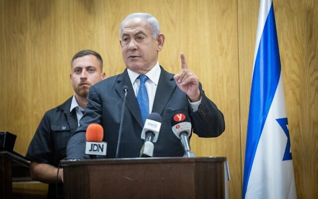 Le leader du Likud, Benjamin Netanyahu, lors d'une réunion de son parti à la Knesset, le 23 mai 2022. (Crédit :  Yonatan Sindel/Flash90)
