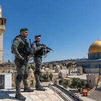 Des agents de la police des frontières israélienne montant la garde près du Mont du Temple dans la Vieille Ville de Jérusalem, le 25 mai 2022. (Crédit: Yossi Aloni/Flash90)
