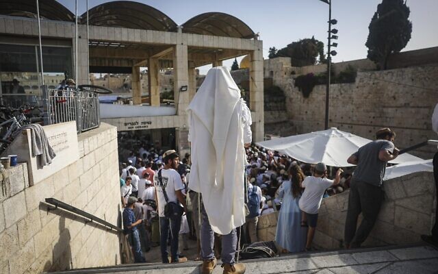 Des hommes juifs au Mur occidental dans la vieille ville de Jérusalem lors des célébrations de Yom Yeroushalayim, le 29 mai 2022. (Crédit : Yonatan Sindel/Flash90)