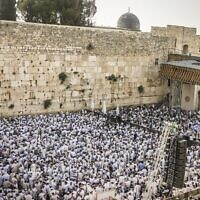 Des Juifs prient au Mur occidental dans la Vieille ville lors de la Yom Yeroushalayim, le 29 mai 2022. (Crédit : Yonatan Sindel/Flash90)