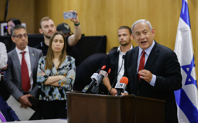 Le leader de l'opposition Benjamin Netanyahu faisant une déclaration lors de la réunion hebdomadaire de son parti, le Likud, à la Knesset, le 30 mai 2022. (Crédit: Olivier Fitoussi/Flash90)