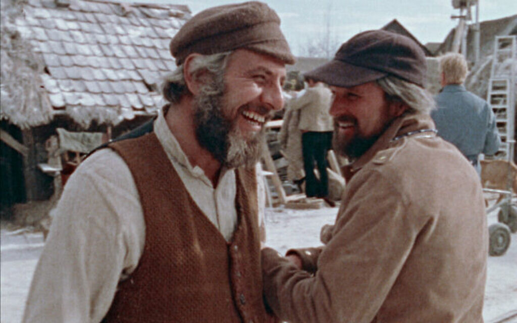 Le réalisateur du "Violon sur le toit" Norman Jewison, à droite, sur le plateau du film avec Chaim Topol, qui joue Tevye, en 1970. (Autorisation : Zeitgeist Films)