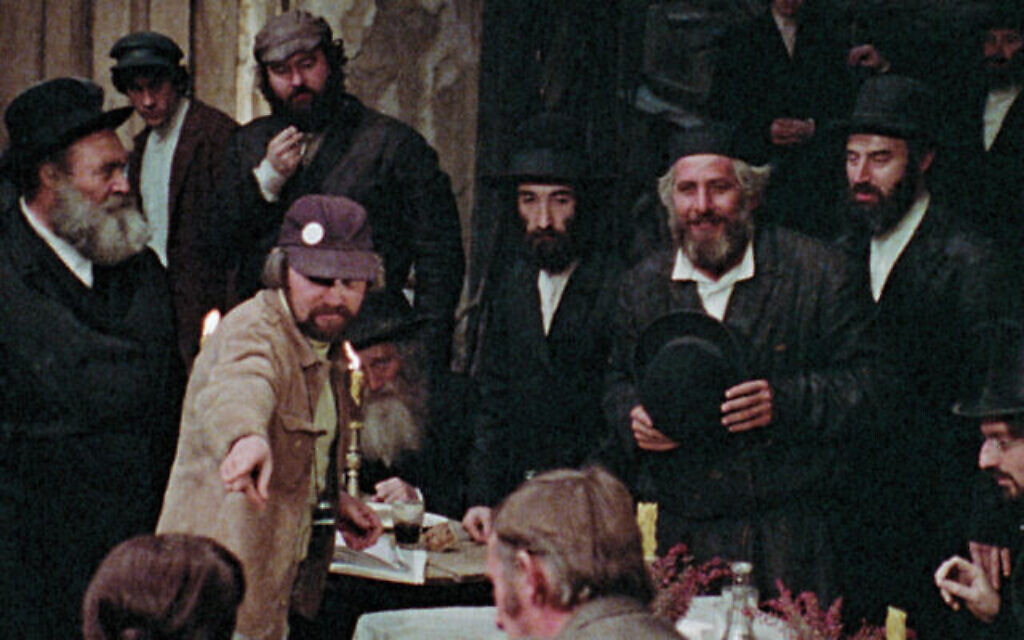 Norman Jewison (avec une casquette de base-ball) sur le plateau du "Violon sur le toit", en 1971. Chaim Topol, qui jouait Tevye, est le deuxième à droite. (Autorisation : Zeitgeist Films)