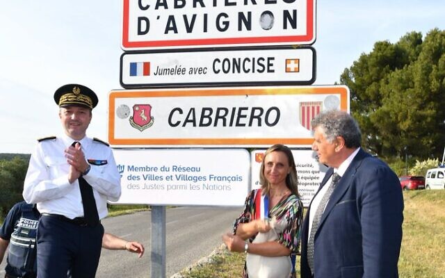La cérémonie de pose de la plaque "Villes et Villages de France des Justes parmi les Nations" à l’entrée de Cabrières d'Avignon, le 12 mai 2022. (Crédit : Yad Vashem France)