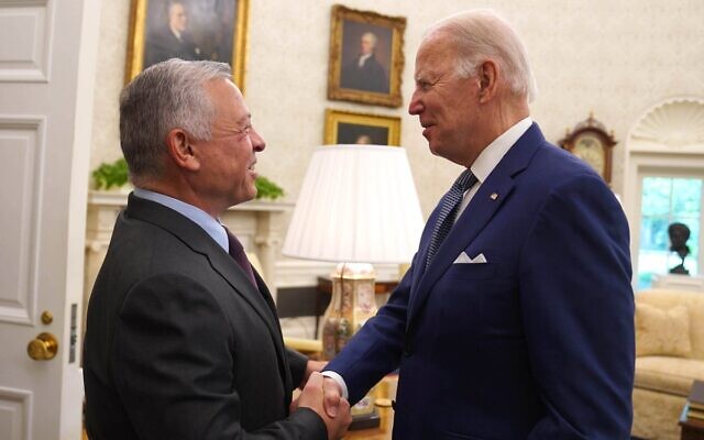 Le président américain Joe Biden accueille le roi de Jordanie Abdullah II à la Maison Blanche, le 13 mai 2022. (Crédit : Cour royale hachémite)