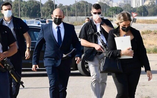 Le Premier ministre Naftali Bennett se promenant avec son assistante Naomi Sasson, à droite, dont la démission a été annoncée le 30 mai 2022. (Crédit: Courtoisie)