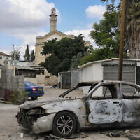 Une voiture incendiée lors des affrontements entre résidents juifs et arabes de Lod, dans la ville israélienne de Lod, dans le centre du pays, le 23 mai 2021. (Crédit : Flash90)