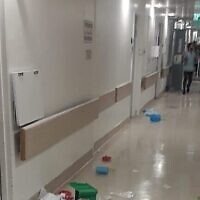 Dégâts causés à l'unité de soins intensifs de l'hôpital Hadassah de Jérusalem par des membres de la famille d'un patient qui y est décédé, le 16 mai 2022. (Crédit: Porte-parole d'Hadassah)