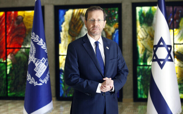 Le président Isaac Herzog à Beit Hanassi, la résidence du président à Jérusalem, au mois d'avril 2022. (Crédit : Ariel Jerozolimski /The Times of Israel)
