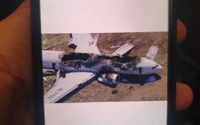 Une photo envoyée à l'un des passagers d'un vol reliant Israël et la Turquie montrant la carlingue du vol 214 d'Asiana Airlines, victime d'un crash aérien, le 10 mai 2022. (Crédit : Autorité israélienne des aéroports)