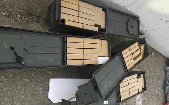 Les munitions confisquées par la sécurité israélienne au passage de Reihan dans le nord de la Cisjordanie, le 20 mai 2022. (Crédit: Porte-parole du ministère de la Défense)