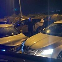 La police des frontières lors de l'interpellation d'une voiture transportant des Palestiniens sans-papiers à un checkpoint artisanal aux abords d'Oranit, en Cisjordanie, une photo distribuée le 25 mai 2022. (Autorisation : Police israélienne)