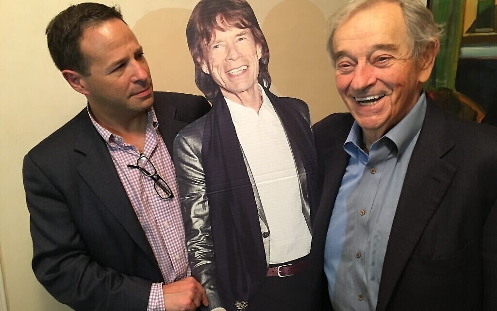 L’auteur Rich Cohen (à gauche) et son père Herb Cohen avec 'Mick Jagger,' à New York, en 2016. (Crédit : Avec l’aimable autorisation de Rich Cohen)