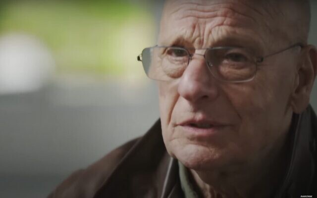 Capture d'écran de la vidéo de Jackie, 79 ans, orphelin et survivant de la Shoah, lorsqu'il découvre que des membres de sa famille sont toujours en vie. (Crédit: YouTube)