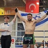 Le kickboxeur israélien Loai Sakas après avoir remporté le championnat du monde en Turquie, le 18 mai 2022. (Crédit: Association israélienne de kickboxing)