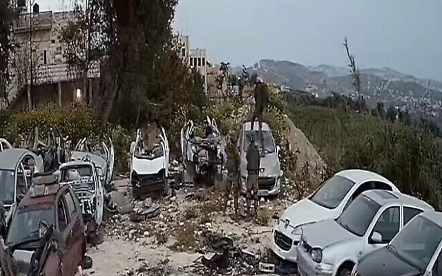 Des soldats endommagent une voiture dans une casse de la ville à Burqa, en Cisjordanie, le 15 avril 2022. (Capture d'écran  : B'Tselem/Twitter)