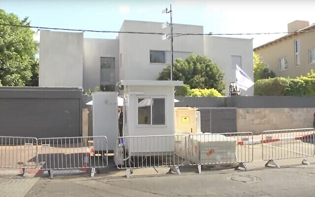 Poste de garde devant le domicile privé du Premier ministre, Naftali Bennett, dans la ville centrale de Ra’anana, le 30 juin 2021. (Crédit : Capture d’écran/YouTube)