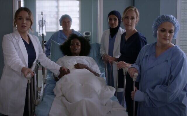 Elisabeth Finch (à droite) apparaît dans le rôle d'une infirmière, dans un épisode de la série télévisée 'Grey’s Anatomy' (Crédit : Capture d’écran YouTube)