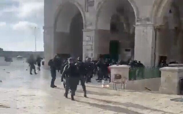 La police lors d'affrontements avec des Palestiniens sur le Mont du Temple, le 5 mai 2022. (Crédit: Capture d'écran : Twitter)