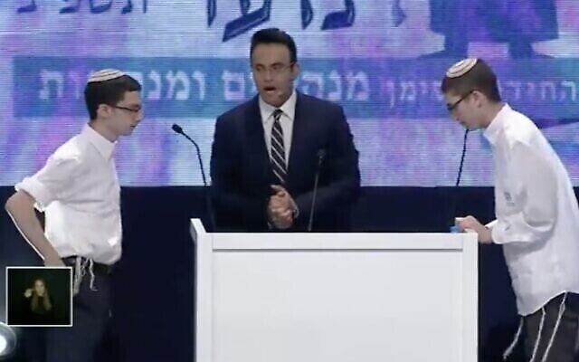 Dvir Merzbach et Hillel Cohen s'affrontent lors de la dernière manche du Quiz biblique international annuel sur la Journée de l’indépendance d’Israël, le 5 mai 2022. (Capture d’écran : Twitter)