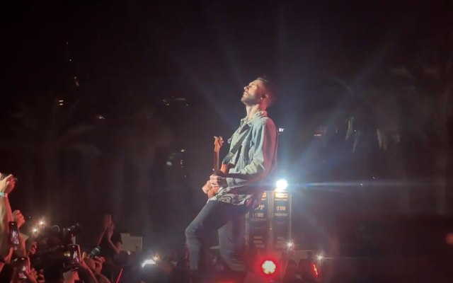 Le chanteur de Maroon 5, Adam Levine, sur scène à Tel Aviv lors de la deuxième représentation du groupe à Tel Aviv, le 10 mai 2022. (Crédit: Screenshot/YouTube)