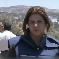 Shireen Abu Akleh en reportage en Cisjordanie pour Al Jazeera dans un clip non daté (Crédit: capture d'écran Al Jazeera).